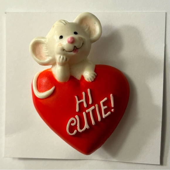 HALLMARK Vintage 1980’s Hi Cutie! Valentine’s Day Mouse & Heart Lapel Brooch Pin - Picture 2 of 5